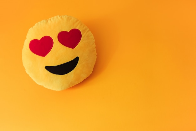 Foto gelbes emoji mit herzaugen