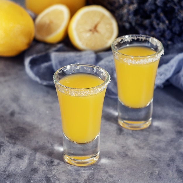 Gelbes frisches Schusscocktail oder -limonade mit Zitrone