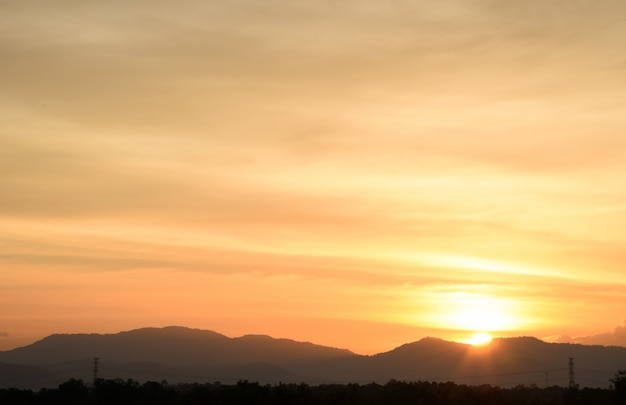 Gelbes Goldhimmelabend im tropischen Landsommer