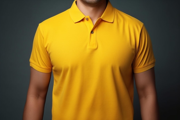 Gelbes leeres Polo-T-Shirt auf menschlichem Körper für Grafik