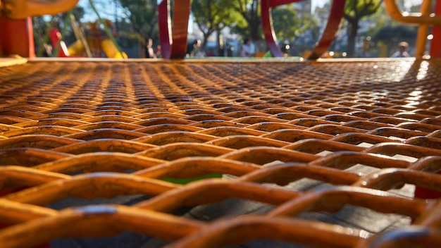 Gelbes Metallgeflecht eines quadratischen Spiels