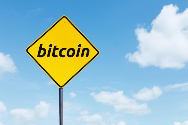 Gelbes Schild mit dem Wort Bitcoin