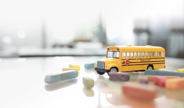 Gelbes Schulbus-Spielzeugmodell Hikey und sehr geringe Schärfentiefe