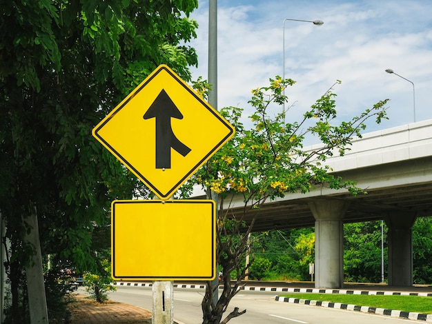 Gelbes Straßenschild gegen den Himmel