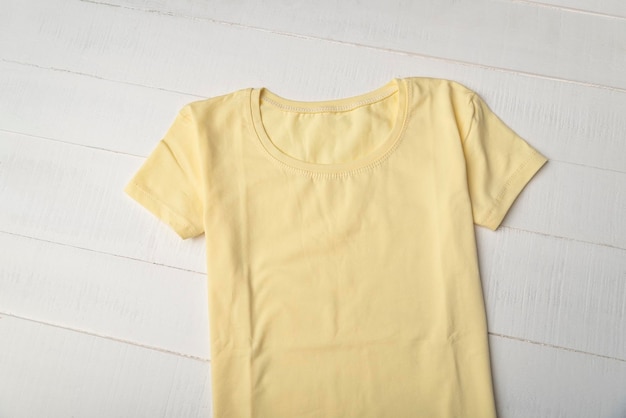 Gelbes T-Shirt aus Baumwolle auf weißem Hintergrund Unisex-Strickt-shirt Mockup