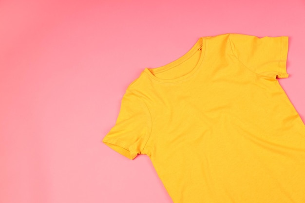 Gelbes T-Shirt mit Platz für Druck auf rosa Hintergrund