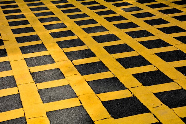 Gelbes Tabellensymbol auf Asphaltstraße in städtischem