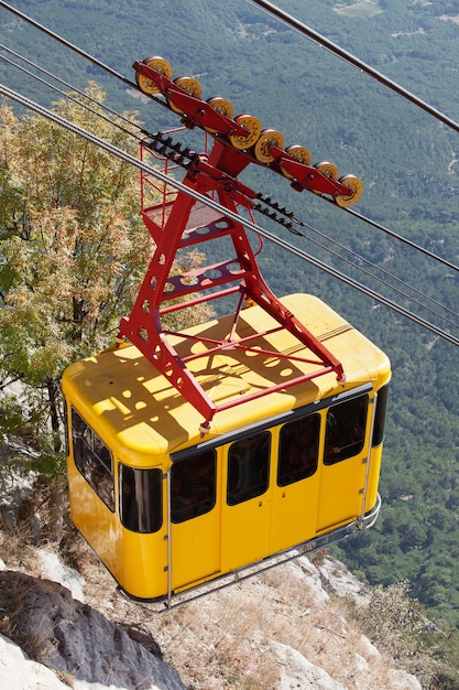 Gelbes Taxi der Standseilbahn fährt den Berg hoch