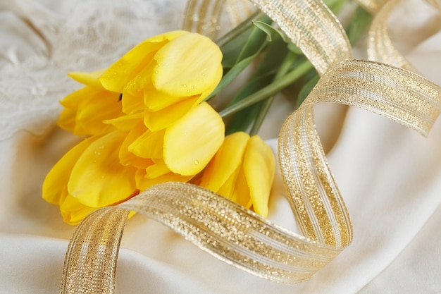 Gelbes Tulpenparfüm und Goldband