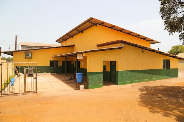 Gelbes und grünes Haus in Conakry-Guinea