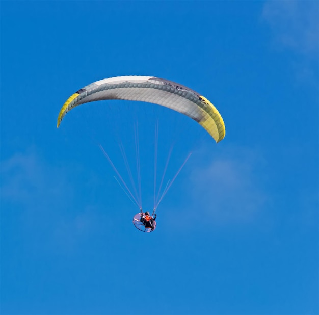 Gelbes und schwarzes Segelflugzeug unter einem blauen Himmel