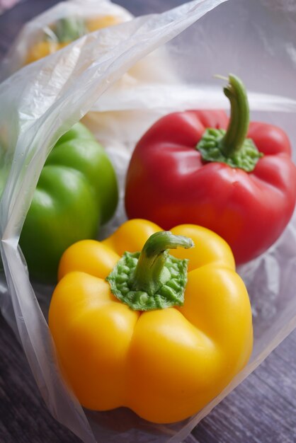 Gelborange und rote Paprika auf weißem Hintergrund