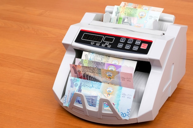 Geld aus Kuwait in einer Zählmaschine