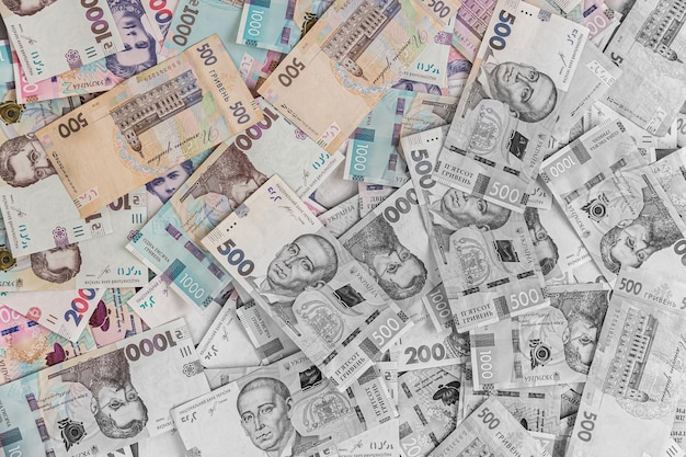 Geld der Ukraine Stapel ukrainischer Griwna-Banknoten in Händen Griwna 500