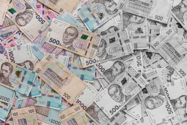 Geld der Ukraine Stapel ukrainischer Griwna-Banknoten in Händen Griwna 500