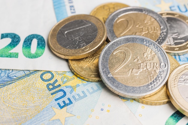 Geld, Euro-Münzen und Papierbanknoten, Nahaufnahme