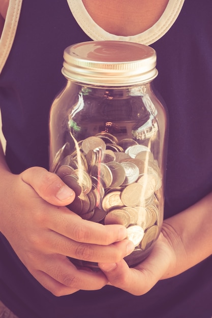 Foto geld in den händen der kinder mit retro- weinleseart des filtereffektes