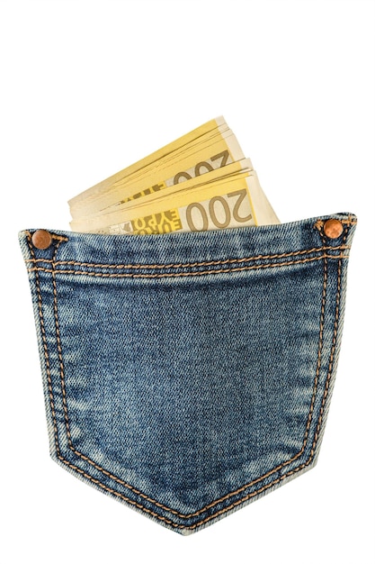 Geld in der Gesäßtasche der Jeans isoliert auf weißem Hintergrund Ein Stapel Euro-Scheine in einer Jeanstasche