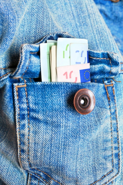 Geld in der Jeansjackentasche aus nächster Nähe