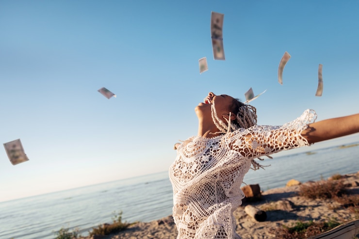 Foto geld in der luft. erfolgreiche erfolgreiche freiberuflerin mit weißen dreadlocks, die ihr geld in die luft werfen