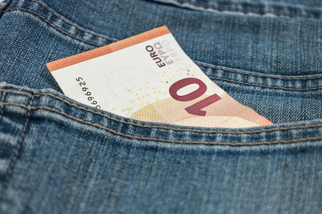 Geld in der Tasche Zehn-Euro-Schein in der Tasche Blue Jeans