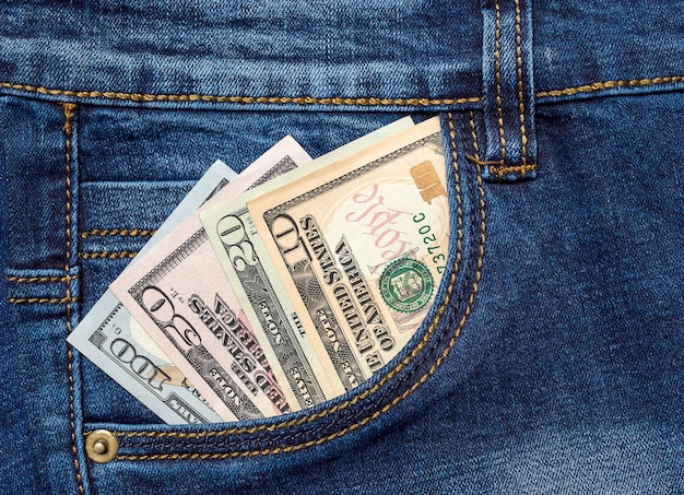 Geld in der Vordertasche der Jeans Draufsicht