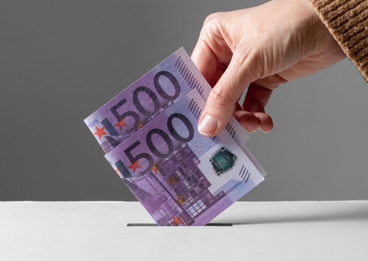 Foto geld in die spendenbox stecken