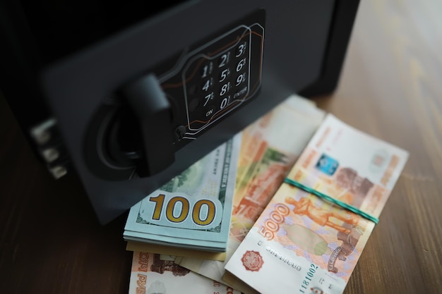 Geld in einem Safe in einem Wohnhaus Nahaufnahmefoto Bareinzahlung Russische Rubel sind im Safe