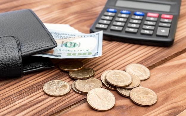 Geld mit Brieftasche und Taschenrechner auf dem Tisch Finanzkonzept