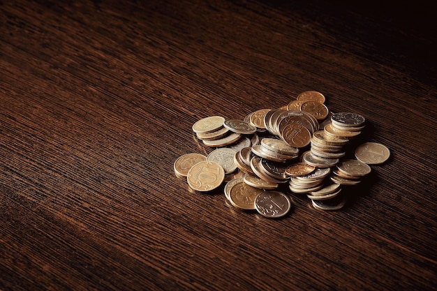 Geld sparen, Geschäftskonzept. Münzen auf dem Tisch