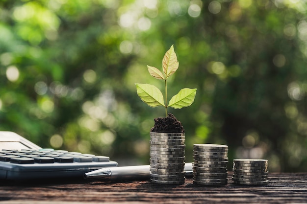 Geld sparen Konzept mit Geldmünzstapel.