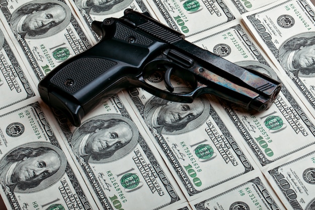 Geld und Waffen. Dollar