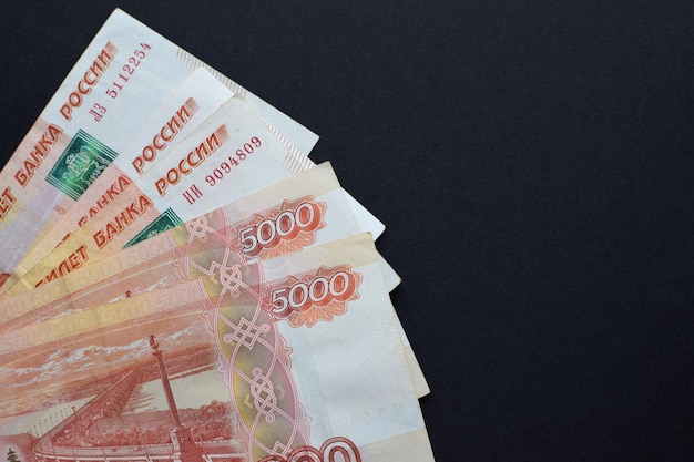 Geld von Russland. Banknoten und Münzen. Nahaufnahme der russischen Rubel verschiedener Konfessionen. Finanzkonzept.