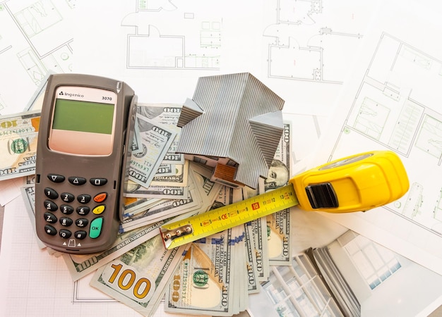 Geld vor dem hintergrund des hauslayouts. lohn für bauer. stellenangebote für bauherren. ausbildung in bauberufen.