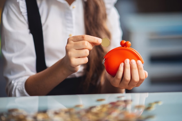 Geld zählen. Nahaufnahmebild eines Mädchens, das ihre Ersparnisse zählt