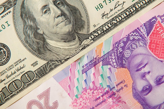 Geldhintergrund Ukrainische Griwna mit Dollar