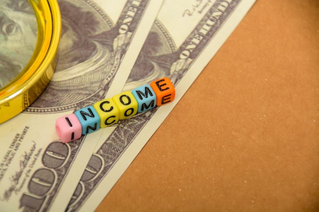 Geldscheine mit dem Text INCOME Einkommen stellt den Geldfluss auf das Finanzkonto einer Person oder einer Einheit dar