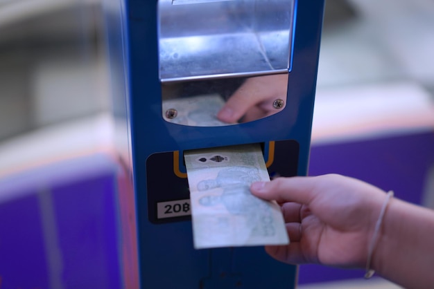 Foto geldwechselmaschine ist automatisch mit banknotenwechsel für währungsinflationskonzept