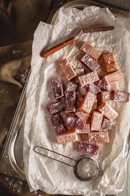 Geleebonbons mit Frucht- und Beerengeschmack, bestreut mit Puderzucker auf Metalltablett