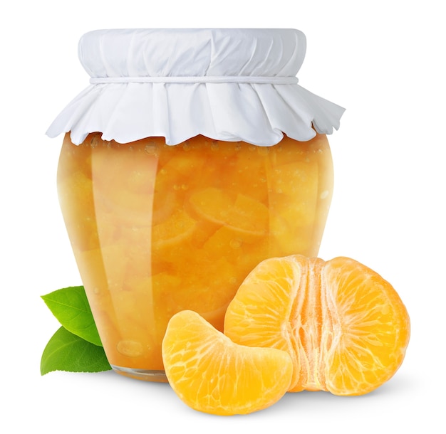 Geléia artesanal de laranja em frasco de vidro com tampa de papel e frutas cítricas frescas descascadas isoladas