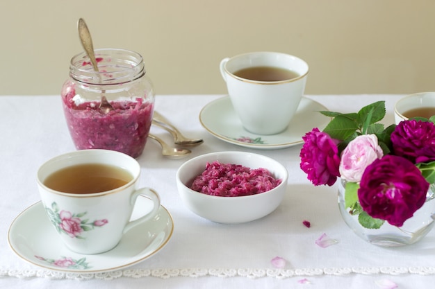 Foto geleia das pétalas da rosa de damasco