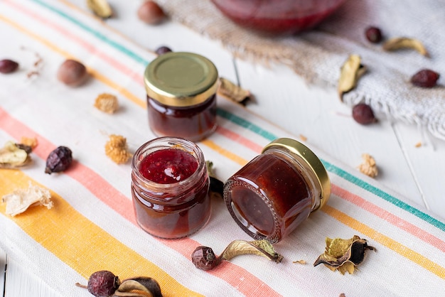 Geléia de framboesa na mesa um pote de marmelada vermelha em um tecido de cor clara