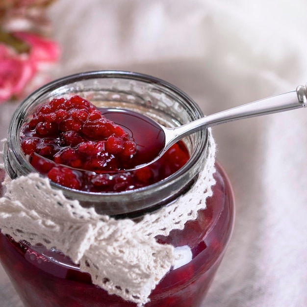 Geléia de framboesa no café da manhã Compota de cozinha na temporada de verão