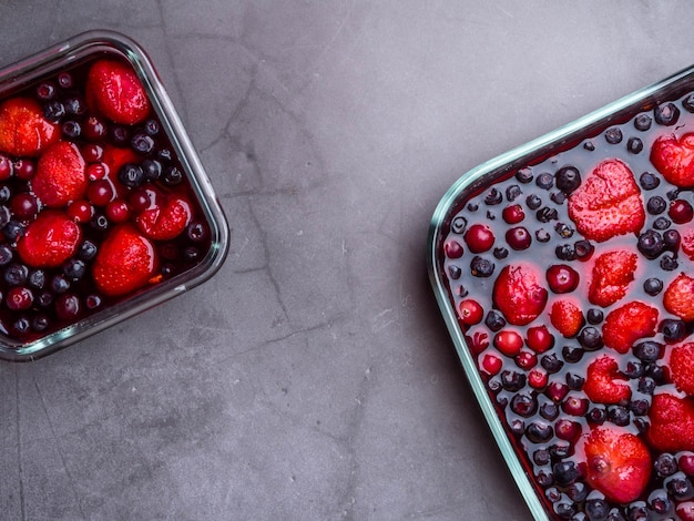 Geléia de frutas caseiras em fundo de concreto cinza