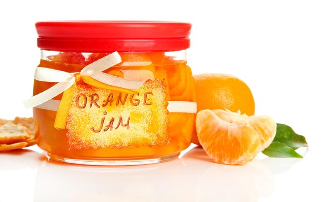 geleia de laranja com casca e tangerinas isoladas em branco