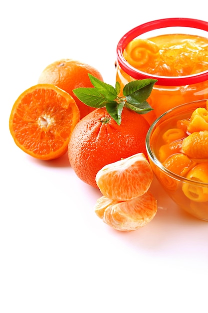 Geléia de laranja com raspas e tangerinas isoladas em branco