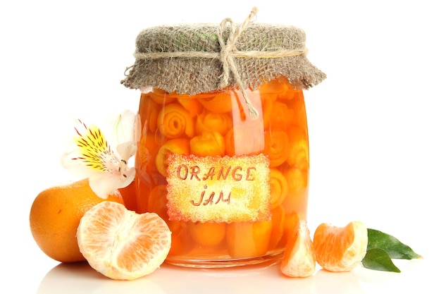 Geléia de laranja com raspas e tangerinas isoladas em branco