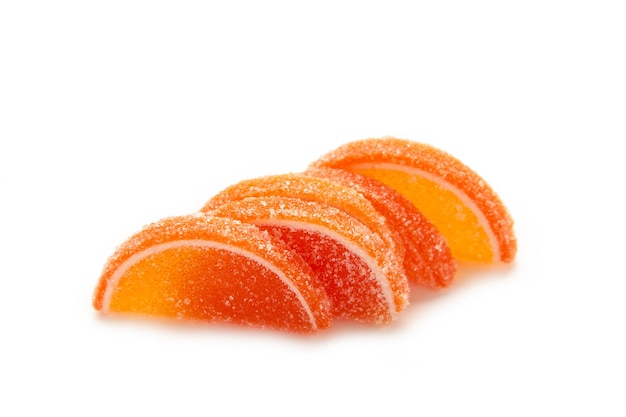 Foto geléia de laranja de cor isolada no fundo branco. doce de frutas
