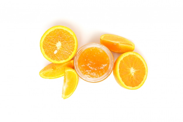 Geléia de laranja deliciosa isolada no fundo branco