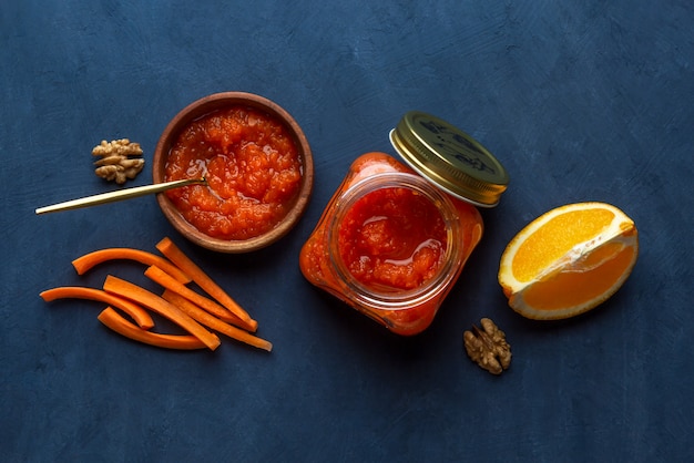 Geléia de legumes com cenoura e laranja em fundo escuro